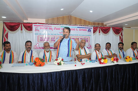  ರಾಜ್ಯ ಸೌಹಾರ್ದ ಸಂಯುಕ್ತ ಸಹಕಾರಿ ವತಿಯಿಂದ ನಗರದ ಖಾಸಗಿ ಹೋಟೆಲ್‌ನಲ್ಲಿ ಗುರುವಾರ ಆಯೋಜಿಸಿದ್ದ ಸಂಪರ್ಕ ಸಭೆ ಹಾಗೂ ವಿಷಯಾಧಾರಿತ ತರಬೇತಿ ಕಾರ್ಯಕ್ರಮದಲ್ಲಿ ರಾಜ್ಯ ಸೌಹಾರ್ದ ಸಂಯುಕ್ತ ಸಹಕಾರಿಯ ಶಿಕ್ಷಣ ನಿಧಿ ಸಲಹಾ ಸಮಿತಿ ಎಚ್.ವಿ. ರಾಜೀವ್ ಮಾತನಾಡಿದರು. ಜಿ. ನಂಜೇಗೌಡ, ಎಸ್.ಕೆ. ಮಂಜುನಾಥ್, ಬಿ.ಮಹದೇವಸ್ವಾಮಿ, ಎಸ್.ಆರ್. ನಾರಾಯಣ ರಾವ್, ಬಿ.ಟಿ. ಗುರುರಾಜ್ ಇದ್ದರು