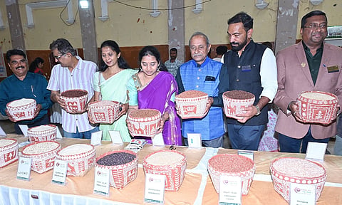 ಮೈಸೂರು ನಗರದ ನಂಜರಾಜ ಬಹದ್ದೂರ್ ಛತ್ರದಲ್ಲಿ ಶನಿವಾರ ‘ದೇಸಿ ಅಕ್ಕಿ ಮೇಳ’ಕ್ಕೆ ಚಾಲನೆ ದೊರೆಯಿತು. ಕೃಷ್ಣಪ್ರಸಾದ್, ಶ್ರೀಕಾಂತ್ ಪಿ.ಕಣವಿ, ಎ.ಜೆ. ಕೃಷ್ಣಮೂರ್ತಿ, ಸೈಯ್ಯದ್ ಘನಿಖಾನ್, ದೇವೇಂದ್ರಪ್ಪ, ಬಾಲಕೃಷ್ಣ, ರವಿಶಂಕರ್, ರವಿ ಹಾಗೂ ಇತರರು ಇದ್ದರು.
