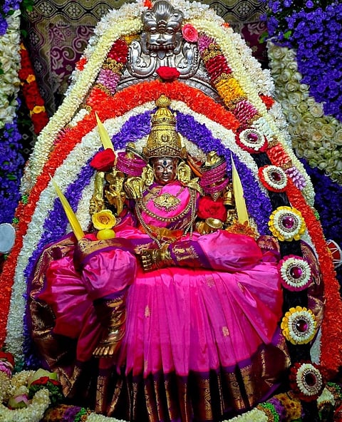 ಆಷಾಢ ಶುಕ್ರವಾರ ಪ್ರಯುಕ್ತ ಮಹಾಲಕ್ಷ್ಮೀ ಅಲಂಕಾರದಲ್ಲಿ ಕಂಗೊಳಿಸಿದ ನಾಡಿನ ಅಧಿದೇವತೆ ಶ್ರೀ ಚಾಮುಂಡೇಶ್ವರಿ