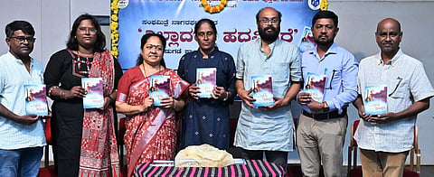  ಮೈಸೂರು ನಗರದ ರಂಗಾಂುಣದ ಶ್ರೀರಂಗ ವೇದಿಕೆಂುಲ್ಲಿ  ಭಾನುವಾರ ಆಯೋಜಿಸಿದ್ದ ಕವಯಿತ್ರಿ ಸಂಘಮಿತ್ರೆ ನಾಗರಗಟ್ಟ ರಚಿತ ‘ಎಲ್ಲಾದರ ಹದವಿದ್ದರೆ’ ಕೃತಿಯನ್ನು ಲೇಖಕಿ ರೂಪಾ ಹಾಸನ ಬಿಡುಗಡೆ ಮಾಡಿದರು. ಡಾ.ಎಚ್.ಡಿ.ಉಮಾಶಂಕರ್, ಸತೀಶ್ ತಿಪಟೂರು, ಪ್ರಸಾದ್ ಕುಂದೂರು, ಹುಲಿಕುಂಟೆ ಮೂರ್ತಿ ಹಾಗೂ ಇತರರು ಇದ್ದರು.