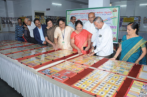 ಮೈಸೂರು ನಗರದ ಜಯಲಕ್ಷ್ಮಿಪುರಂನ ಎಸ್‌ಬಿಆರ್‌ಆರ್ ಮಹಾಜನ ಪ್ರಥಮ ದರ್ಜೆ ಕಾಲೇಜಿನಲ್ಲಿ ಶುಕ್ರವಾರ ನಾಣ್ಯ, ನೋಟುಗಳು ಮತ್ತು ಅಂಚೆ ಚೀಟಿಗಳ ಪ್ರದರ್ಶ ನಡೆಯಿತು. ಡಾ.ಡಿ.ಎಸ್. ಪ್ರತಿಮಾ, ಡಾ.ಟಿ. ವಿಜಯಲಕ್ಷ್ಮೀ, ಡಾ.ಬಿ.ಆರ್. ಜಯಕುಮಾರಿ, ಡಾ.ಎಸ್.ಆರ್. ರಮೇಶ್, ಡಾ.ಎಚ್. ಶ್ರೀಧರ್, ಪಿ.ಕೆ. ಕೇಶವಮೂರ್ತಿ ಹಾಗೂ ಇತರರು ಇದ್ದರು.
