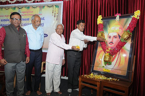 ಮಾನಸಗಂಗೋತ್ರಿಯ ಶ್ರೀ ಬಸವೇಶ್ವರ ಸಾಮಾಜಿಕ ಪರಿಷ್ಕರಣೆ, ಸಂಶೋಧನೆ ಮತ್ತು ವಿಸ್ತರಣಾ ಕೇಂದ್ರದಲ್ಲಿ ಬುಧವಾರ ಆಯೋ ಜಿಸಿದ್ದ ಉಪನ್ಯಾಸದಲ್ಲಿ ಶ್ರೀ ಬಸವಣ್ಣ ಚಿತ್ರಕ್ಕೆ ಗಣ್ಯರು ಪುಷ್ಪಾರ್ಚನೆ ನೆರವೇರಿಸಿದರು. ಪ್ರೊ. ಚಂದ್ರಶೇಖರಯ್ಯ, ಪ್ರೊ.ಎಂ. ನಂಜಯ್ಯ ಹೊಂಗನೂರು, ಪ್ರೊ.ಕೇಶವನ್ ಪ್ರಸಾದ್ ಕೆ. ಮರಟ್ಟಿ, ಡಾ.ಎನ್. ಮಧುಸೂದನ್ ಇದ್ದರು.