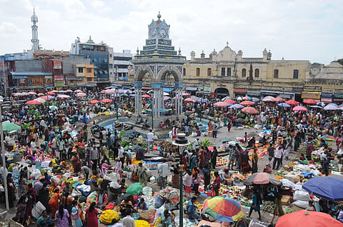  ಮೈಸೂರು ನಗರದ ದೇವರಾಜ ಮಾರುಕಟ್ಟೆಯ ಚಿಕ್ಕಗಡಿಯಾರ ಆವರಣದಲ್ಲಿ ವರಮಹಾಲಕ್ಷ್ಮೀ ಹಬ್ಬಕ್ಕೆ ಖರೀದಿಯಲ್ಲಿ ತೊಡಗಿರುವ ಜನಸ್ತೋಮ