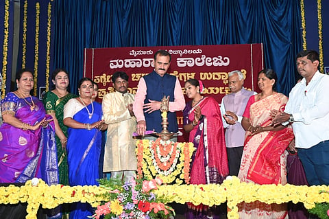  ಮೈಸೂರು ನಗರದ ಮಹಾರಾಜ ಕಾಲೇಜಿನ ಶತಮಾನೋತ್ಸವ ಸಭಾಂಗಣದಲ್ಲಿ ಬುಧವಾರ ಆಯೋಜಿಸಿದ್ದ ಪ್ರತಿಭಾನ್ವೇಷಣೆ ಕಾರ್ಯಕ್ರಮವನ್ನು ಮೈಸೂರು ವಿಶ್ವವಿದ್ಯಾಲಯ ಕುಲಪತಿ ಪ್ರೊ.ಎನ್.ಕೆ. ಲೋಕನಾಥ್ ಉದ್ಘಾಟಿಸಿದರು. ಪ್ರೊ. ಷಣ್ಮುಗಂ, ಡಾ. ಎಂ. ಮಂಜುಳಾ, ಪ್ರೊ.ವಿಜಯಲಕ್ಷ್ಮೀ ಮನಾಪುರ, ಅರುಣ್, ಉಮಾ ಹಾಗೂ ಇತರರು ಇದ್ದರು