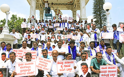 ಸಚಿವ ಸತೀಶ್ ಜಾರಕಿಹೊಳಿ ಮೇಲೆ ನಡೆದ ಇಡಿ ದಾಳಿ ಖಂಡಿಸಿ ದಲಿತ ಮಹಾ ಸಭಾದಿಂದ ನಗರದಲ್ಲಿ ಗುರುವಾರ ಪ್ರತಿಭಟನೆ ನಡೆಯಿತು.