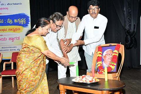 ಮೈಸೂರು ನಗರದ ಕಲಾಮಂದಿರ ಆವರಣದ ಕಿರುರಂಗಮಂದಿರದಲ್ಲಿ ಬುಧವಾರ ಐಕ್ಯತೆಯ ಚೇತನ: ಪ್ರೊ.ಬಿ. ಕೃಷ್ಣಪ್ಪ ಚಿಂತನ-ಮಂಥನ ಕಾರ್ಯಕ್ರಮವನ್ನು ಪ್ರಗತಿಪರ ಚಿಂತಕ ಪ್ರೊ. ರಾಜೇಂದ್ರ ಚೆನ್ನಿ ಉದ್ಘಾಟಿಸಿದರು. ಇಂದಿರಾ ಕೃಷ್ಣಪ್ಪ, ಪ್ರೊ.ಕುಮಾರಸ್ವಾಮಿ ಕುಡ್ಲಾಪುರ, ಕೆ.ಎನ್. ಶಿವಲಿಂಗಯ್ಯ ಇದ್ದರು.