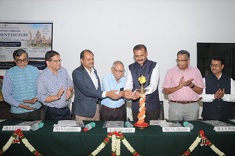  ಮೈಸೂರು ನಗರದ ಮಾನಸಗಂಗೋತ್ರಿಯ ರಸಾಯನಶಾಸ್ತ್ರ ವಿಭಾಗದಲ್ಲಿ ಶುಕ್ರವಾರ ಆಯೋಜಿಸಿದ್ದ ಡಾ.ಸರ್ವೋತ್ತಮ ಅಂಬೇಕರ್ ದತ್ತಿ ಉಪನ್ಯಾಸ ಕಾರ್ಯಕ್ರಮವನ್ನು ಮೈಸೂರು ವಿಶ್ವ ವಿದ್ಯಾಲಯ ಕುಲಪತಿ ಪ್ರೊ. ಎನ್.ಕೆ. ಲೋಕನಾಥ್ ಉದ್ಘಾಟಿಸಿದರು. ಪ್ರೊ.ಎಂ.ಪಿ. ಸದಾಶಿವ, ಪ್ರೊ.ಕೆ. ಮಂಟೆಲಿಂಗು, ಡಾ.ಎ.ಆರ್. ರಮೇಶ, ಡಾ.ಕೆ.ಆರ್. ಪ್ರಭು, ಡಾ.ಪಿ.ಎಂ. ರಾಧಾಕೃಷ್ಣ ಹಾಗೂ ಇತರರು ಇದ್ದರು.