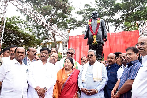 ನಗರದ ಜಿಲ್ಲಾಧಿಕಾರಿ ಕಚೇರಿ ಆವರಣದಲ್ಲಿ ಮಾಜಿ ಮುಖ್ಯಮಂತ್ರಿ ಡಿ.ದೇವರಾಜ ಅರಸು ಪ್ರತಿಮೆಯನ್ನು ಮುಖ್ಯಮಂತ್ರಿ ಸಿದ್ದರಾಮಯ್ಯ ಅನಾವರಣಗೊಳಿಸಿದರು. ಡಾ.ಎಚ್.ಸಿ.ಮಹಾದೇವಪ್ಪ, ಶಾ ಶಾಸಕ ತನ್ವಿರ್ ಸೇಠ್, ಭಾರತಿ ಅರಸ್ ಹಾಗೂ ಇತರರು ಇದ್ದರು.