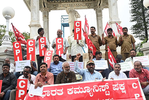 ಭಾರತ ಕಮ್ಯೂನಿಷ್ಟ್ ಪಕ್ಷ (ಸಿಪಿಐ) ವತಿಯಿಂದ ಪುರಭವನ ಆವರಣದ  ಅಂಬೇಡ್ಕರ್ ಪ್ರತಿಮೆ ಮುಂಭಾಗ ಮಂಗಳವಾರ ಪ್ರತಿಭಟನೆ ನಡೆಯಿತು.