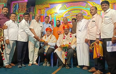 ಮೈಸೂರು ನಗರದ ಪುರಭವನದಲ್ಲಿ ಶನಿವಾರ ಆಯೋಜಿಸಿದ್ದ ಕಾರ್ಯಕ್ರಮದಲ್ಲಿ ಚಾಮುಲ್ ಯೂನಿಯನ್ ಅಧ್ಯಕ್ಷ ಎಚ್.ಎಸ್. ನಂಜುಂಡ ಪ್ರಸಾದ್ ಹಾಗೂ ಹಿರಿಯ ರಂಗಭೂಮಿ ಕಲಾವಿದ  ಕೆರೆಹಳ್ಳಿ ಬಿ.ದೊರೆಸ್ವಾಮಿ ಅವರನ್ನು ಸನ್ಮಾನಿಸಲಾಯಿತು. ಜಿ.ಟಿ. ದೇವೇಗೌಡ,  ಶ್ರೀ ಗುರುಶಾಂತ ಸ್ವಾಮಿಜಿ, ಜಯರಾಮು, ಕೆರೆಹಳ್ಳಿ ಬಿ.ದೊರೆಸ್ವಾಮಿ ಹಾಗೂ ಇತರರು ಇದ್ದರು.