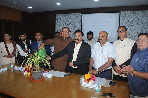  ಕರ್ನಾಟಕ ರಾಜ್ಯ ಮುಕ್ತ ವಿಶ್ವವಿದ್ಯಾಲಯದಲ್ಲಿ ಶುಕ್ರವಾರ ಆಯೋಜಿಸಿದ್ದ ಭಾಷಾ ಸೌಹಾರ್ದತಾ ದಿನಾಚರಣೆಯನ್ನು ಕುಲಪತಿ ಪ್ರೊ.ಶರಣಪ್ಪ ವಿ.ಹಲಸೆ ಉದ್ಘಾಟಿಸಿದರು. ಪ್ರೊ.ಎಸ್.ಕೆ.ನವೀನ್ ಕುಮಾರ್, ಪ್ರೊ.ಪ್ರದ್ಯುಮ್ನ ಕುಮಾರ್ ಸೇಥಿ ಹಾಗೂ ಇತರರು ಇದ್ದರು.