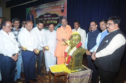 ಮೈಸೂರಿನ ಮಾನಸ ಗಂಗೋತ್ರಿಯ ರಾಣಿ ಬಹದ್ದೂರ್ ಸಭಾಂಗಣದಲ್ಲಿ ಮನುಸ್ಮತಿ ದಹನ ದಿನದ ಅಂಗವಾಗಿ ಗುರುವಾರ ಆಯೋಜಿಸಿದ್ದ ವಿಚಾರ ಸಂಕಿರಣದಲ್ಲಿ ಅಂಬೇಡ್ಕರ್ ಪುತ್ಥಳಿಗೆ ಗಣ್ಯರು ಪುಷ್ಪಾರ್ಚನೆ ನೆರವೇರಿಸಿದರು. ಶ್ರೀ ಜ್ಞಾನ ಪ್ರಕಾಶ ಸ್ವಾಮೀಜಿ, ಶಿವಸುಂದರ್, ಎನ್.ಭಾಸ್ಕರ್, ಕಾಳೇಗೌಡ ನಾಗವಾರ ಹಾಗೂ ಇತರರು ಇದ್ದರು.
