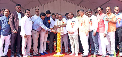  ಮೈಸೂರಿನ ಚಾಮುಂಡಿ ವಿಹಾರ ಕ್ರೀಡಾಂಗಣದಲ್ಲಿ ಗುರುವಾರ ಆಯೋಜಿಸಿದ್ದ ಸರ್ಕಾರಿ ನೌಕರರ ಜಿಲ್ಲಾ ಮಟ್ಟದ ಕ್ರೀಡಾಕೂಟ ಮತ್ತು ಸಾಂಸ್ಕೃತಿಕ ಸ್ಪರ್ಧೆಯನ್ನು ಶಾಸಕ ಟಿ.ಎಸ್. ಶ್ರೀವತ್ಸ ಉದ್ಘಾಟಿಸಿದರು. ಸಿ.ಎನ್. ಮಂಜೇಗೌಡ,  ಜಿ.ಲಕ್ಷ್ಮೀಕಾಂತ್ ರೆಡ್ಡಿ, ಎಸ್.ಯುಕೇಶ್ ಕುಮಾರ್, ಜೆ. ಗೋವಿಂದರಾಜು ಹಾಗೂ ಇತರರು ಇದ್ದರು.
