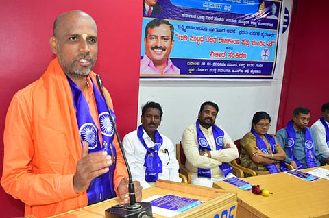  ರಾಜ್ಯ ದಲಿತ ಸಂಘರ್ಷ ಸಮಿತಿ ವತಿಯಿಂದ ಶನಿವಾರ  ಆಯೋಜಿಸಿದ್ದ ವಿಚಾರ ಸಂಕಿರಣದಲ್ಲಿ ಶ್ರೀ ಉರಿಲಿಂಗಪೆದ್ದಿ ಮಠದ ಶ್ರೀ ಜ್ಞಾನಪ್ರಕಾಶ ಸ್ವಾಮೀಜಿ ಮಾತನಾಡಿದರು. ಡಾ.ಜಾನಕಮ್ಮ ಲಕ್ಷ್ಮೀನಾರಾಯಣ ನಾಗವಾರ, ದೇವಗಳ್ಳಿ ಸೋಮಶೇಖರ್, ಜೀವನಹಳ್ಳಿ ವೆಂಕಟೇಶ್ ಹಾಗೂ ಇತರರು ಇದ್ದರು.