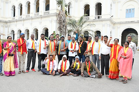 ಕನ್ನಡಿಗರ ಮೇಲೆ ಮಲಯಾಳಂ ಭಾಷೆ ಹೇರಿಕೆ ಮಾಡಲಾಗುತ್ತಿದೆ ಎಂದು ಆರೋಪಿಸಿ ಕರ್ನಾಟಕ ಕಾವಲು ಪಡೆಯಿಂದ ಭಾನುವಾರ ಹಳೇ ಜಿಲ್ಲಾಧಿಕಾರಿ ಕಚೇರಿ ಮುಭಾಗ ಪ್ರತಿಭಟನೆ ನಡೆಯಿತು.
