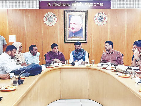 ಮೈಸೂರು ಜಿಲ್ಲಾ ಪಂಚಾಯಿತಿ ಸಭಾಂಗಣದಲ್ಲಿ ಗುರುವಾರ ರಾಜ್ಯ ಸಫಾಯಿ ಕರ್ಮಚಾರಿ ಆಯೋಗದ ಅಧ್ಯಕ್ಷ ಪಿ.ರಘು ಸಭೆ ನಡೆಸಿದರು. ಜಿ. ಲಕ್ಷ್ಮೀಕಾಂತ್ ರೆಡ್ಡಿ,  ಸುಮಾಯ್ ರೂಹಿ, ಯುಕೇಶ್ ಕುಮಾರ್, ಶೇಖ್ ತನ್ವೀರ್ ಆಸಿಫ್ ಹಾಗೂ ಇತರರು ಇದ್ದರು.
