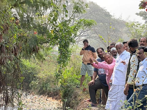   ನಗರದ ಲಿಂಗಾಂಬುಧಿ ಕೆರೆಗೆ ಕಲುಷಿತ ನೀರು ಸೇರ್ಪಡೆಯಾಗುತ್ತಿರುವುದನ್ನು ಬುಧವಾರ ಶಾಸಕ ಜಿ.ಟಿ. ದೇವೇಗೌಡ ಪರಿಶೀಲನೆ ನಡೆಸಿದರು.