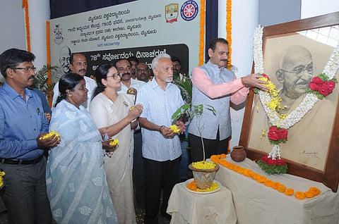  ಮೈಸೂರು ವಿಶ್ವವಿದ್ಯಾಲಯದ ಗಾಂಧಿ ಭವನದಲ್ಲಿ ಶುಕ್ರವಾರ ಆಯೋಜಿಸಿದ್ದ ಸರ್ವೋದಯ ದಿನಾಚರಣೆ ಕಾರ್ಯಕ್ರಮದಲ್ಲಿ ಗಾಂಧೀಜಿ ಭಾವಚಿತ್ರಕ್ಕೆ ಗಣ್ಯರು ಪುಷ್ಪಾರ್ಚನೆ ನೆರವೇರಿಸಿದರು. ಪ್ರೊ.ಎನ್.ಕೆ. ಲೋಕನಾಥ್, ಎಂ.ಕೆ. ಸವಿತಾ, ಪ್ರೊ.ಎನ್. ನಾಗರಾಜ, ಡಾ.ಅಮರ್ ಕುಮಾರ್ ಹಾಗೂ ಇತರರು ಇದ್ದರು.