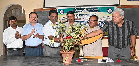 ಮೈಸೂರಿನ ಯುವರಾಜ ಕಾಲೇಜಿನಲ್ಲಿ ಗುರುವಾರ ಆಯೋಜಿಸಿದ್ದ ಪ್ರಚಾರೋಪನ್ಯಾಸ ಕಾರ್ಯಕ್ರಮವನ್ನು ಮೈಸೂರು ವಿಶ್ವವಿದ್ಯಾಲಯದ ಪ್ರಸಾರಾಂಗ ನಿರ್ದೇಶಕ ಪ್ರೊ.ಎಂ. ನಂಜಯ್ಯ ಹೊಂಗನೂರು ಉದ್ಘಾಟಿಸಿದರು. ಪ್ರೊ.ಎಸ್. ಮಹದೇವಮೂರ್ತಿ,  ಅಂಶಿ ಪ್ರಸನ್ನಕುಮಾರ್, ಸಿ.ಡಿ. ಪರಶುರಾಮ, ವಿಜಯಕುಮಾರ್ ಬೊರಟ್ಟಿ, ರವಿಚಂದ್ರ ಇದ್ದರು.