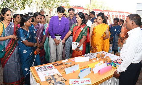  ವಿಜಯನಗರದ ಮಹರ್ಷಿ ವಾಲ್ಮೀಕಿ ಭವನ ಆವರಣದಲ್ಲಿ ಆಯೋಜಿಸಿದ್ದ ಅಂಗನವಾಡಿ ಹಬ್ಬದಲ್ಲಿ ಶಾಲಾ ಪೂರ್ವ ಸಿದ್ಧ್ದತಾ ಚಟುವಟಿಕೆಗಳ ಪ್ರದರ್ಶನವನ್ನು ಜಿಲ್ಲಾಧಿಕಾರಿ ಜಿ. ಲಕ್ಷ್ಮೀಕಾಂತ್ ರೆಡ್ಡಿ ವೀಕ್ಷಿಸಿದರು. ಬಸವರಾಜು,   ಡಾ.ಶ್ರೀವಿದ್ಯಾ,  ಸುನೇನಾ ಛತ್ರಪತಿ ಹಾಗೂ ಇತರರು ಇದ್ದರು.