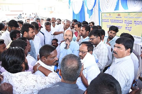  ವರುಣ ಕ್ಷೇತ್ರದ ತಾಯೂರು ಗ್ರಾಮ ಪಂಚಾಯಿತಿಯಲ್ಲಿ ಬುಧವಾರ ವಿಧಾನ ಪರಿಷತ್ ಸದಸ್ಯ ಡಾ.ಯತೀಂದ್ರ ಸಿದ್ದರಾಮಯ್ಯ ಜನರ ಸಮಸ್ಯೆಗಳನ್ನು ಆಲಿಸಿದರು.