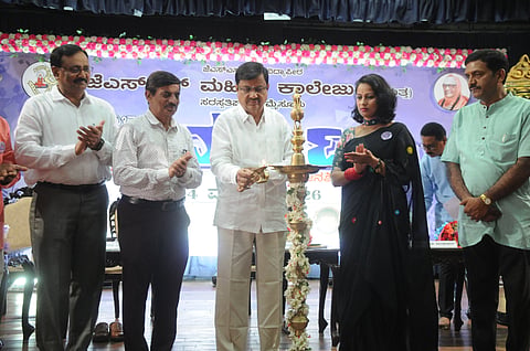 ಸರಸ್ವತಿಪುರಂನ ಜೆಎಸ್‌ಎಸ್ ಮಹಿಳಾ ಕಾಲೇಜಿನ ನವಜ್ಯೋತಿ ಸಭಾಂಗಣದಲ್ಲಿ ಮಂಗಳವಾರ ಆಯೋಜಿಸಿದ್ದ ‘ಕಲಾ ಸಂಭ್ರಮ’ ಕಾರ್ಯಕ್ರಮವನ್ನು ಜೆಎಸ್‌ಎಸ್ ಮಹಾವಿದ್ಯಾಪೀಠದ ಕಾರ್ಯದರ್ಶಿ ಪ್ರೊ.ಎಸ್ ಪಿ ಮಂಜುನಾಥ್ ಉದ್ಘಾಟಿಸಿದರು. ಅಕ್ಷತಾ ಪಾಂಡವಪುರ, ಪ್ರೊ.ಮೊರಬದ ಮಲ್ಲಿಕಾರ್ಜುನ, ಡಾ. ರೇಚಣ್ಣ ಹಾಗೂ ಇತರರು ಇದ್ದರು.