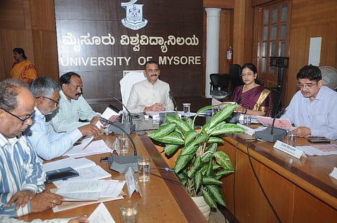 ಮೈಸೂರು ವಿಶ್ವವಿದ್ಯಾಲಯದ 2026-27ನೇ ಸಾಲಿನ ಬಜೆಟ್‌ಅನ್ನು ಗುರುವಾರ ಪ್ರಭಾರ ಹಣಕಾಸು ಅಧಿಕಾರಿ ಪ್ರೊ.ಮಂಜುನಾಥ್ ಮಂಡಿಸಿದರು. ಕುಲಪತಿ ಪ್ರೊ.ಎನ್.ಕೆ. ಲೋಕನಾಥ್,  ಕುಲಸಚಿವೆ ಎಂ.ಕೆ. ಸವಿತಾ, ಪರೀಕ್ಷಾಂಗ ಕುಲಸಚಿವ ಪ್ರೊ.ನಾಗರಾಜ ಹಾಗೂ ಇತರರು ಇದ್ದರು.