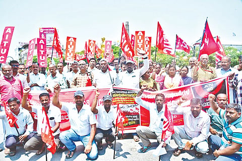  ಕಾರ್ಮಿಕ ಸಂಹಿತೆ ವಿರೋಧಿಸಿ ಕಾರ್ಮಿಕ ಸಂಘಟನೆಗಳ ಮುಖಂಡರು ಬುಧವಾರ ಮೈಸೂರು ನಗರದ ಗಾಂಧಿ ಚೌಕದಲ್ಲಿ ಪ್ರತಿಭಟಿಸಿದರು.