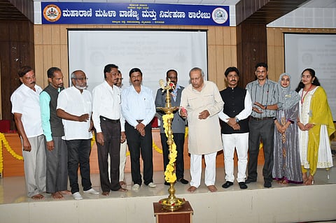 ಮೈಸೂರು ನಗರದ ಮಹಾರಾಣಿ ಮಹಿಳಾ ವಾಣಿಜ್ಯ ಮತ್ತು ನಿರ್ವಹಣಾ ಕಾಲೇಜಿನಲ್ಲಿ ಗುರುವಾರ ಆಯೋಜಿಸಿದ್ದ ಮುಕ್ತ ಸಂವಾದವನ್ನು ನಟ ಡಾ.ಮುಖ್ಯಮಂತ್ರಿ ಚಂದ್ರು ಉದ್ಘಾಟಿಸಿದರು. ಪ್ರೊ.ಸಿ. ನಟರಾಜ್, ಅಂಶಿ ಪ್ರಸನ್ನಕುಮಾರ್, ಎಲ್. ರಂಗಯ್ಯ, ತಗಡೂರು ವೀರೇಶ್‌ಕುಮಾರ್ ಮಹಾಮನೆ ಹಾಗೂ ಇತರರು ಇದ್ದರು.