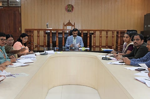  ಮೈಸೂರು ಜಿಲ್ಲಾಧಿಕಾರಿಗಳ ಕಚೇರಿ ಸಭಾಂಗಣದಲ್ಲಿ ಬುಧವಾರ ಕಾರ್ಮಿಕ ಇಲಾಖೆಯ ಜಿಲ್ಲಾ ಮಟ್ಟದ ಕಾರ್ಯಕಾರಿ ಸಮಿತಿ ಸಭೆಯನ್ನು ಅಪರ ಜಿಲ್ಲಾಧಿಕಾರಿ ಡಾ.ಪಿ.ಶಿವರಾಜು ನಡೆಸಿದರು. ಲಲಿತಾ ಬಾಯಿ, ಚೇತನ್ ಕುಮಾರ್, ಕೆ.ಬಿ. ಲಿಂಗರಾಜು, ಯೋಗೇಶ್ ಕುಮಾರ್ ಹಾಗೂ ಇತರರು ಇದ್ದರು.
