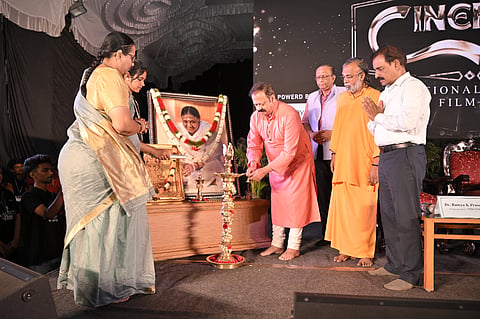 ಮೈಸೂರಿನ ಅಮೃತ ವಿಶ್ವವಿದ್ಯಾಪೀಠಂನಲ್ಲಿ ಗುರುವಾರ ‘ಸಿನಿರಮಾ’ 8ನೇ ರಾಷ್ಟ್ರ ಮಟ್ಟದ ಕಿರುಚಿತ್ರೋತ್ಸವವನ್ನು ನಟ ಶ್ರೀನಿವಾಸ್ ಪ್ರಭು ಉದ್ಘಾಟಿಸಿದರು. ಬ್ರಹ್ಮಚಾರಿ ಅನಂತಾನಂದ ಚೈತನ್ಯ, ಡಾ. ಜಿ. ರವೀಂದ್ರನಾಥ್,  ಪ್ರೊ. ಶೇಖರ್ ಬಾಬು, ಡಾ. ರೇಖಾ ಭಟ್ ಹಾಗೂ ಇತರರು ಇದ್ದರು.