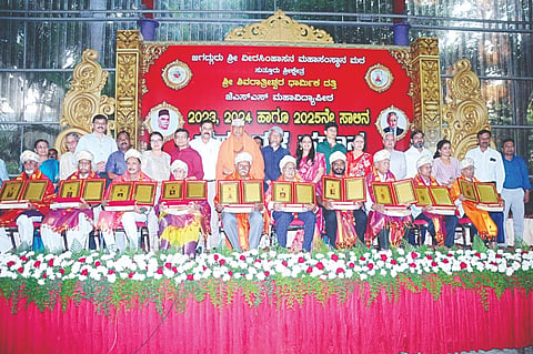 ಮೈಸೂರು ನಗರದ ಶ್ರೀ ಸುತ್ತೂರು ಮಠದಲ್ಲಿ ಬುಧವಾರ ಆಯೋಜಿಸಿದ್ದ ಸಮಾರಂಭದಲ್ಲಿ ವಿವಿಧ ಕ್ಷೇತ್ರದ ಸಾಧಕರಿಗೆ ಶ್ರೀ ಶಿವರಾತ್ರೀಶ್ವರ ಪ್ರಶಸ್ತಿ, ವಚನ ಚಿತ್ರಪಿತಾಮಹ ಎಂ. ವೀರಪ್ಪ ದತ್ತಿ ಪ್ರಶಸ್ತಿ ಹಾಗೂ ಕಲಾಗುರು ಡಿ.ವಿ. ಹಾಲಭಾವಿ ಪ್ರಶಸ್ತಿ ಪ್ರದಾನ ಮಾಡಲಾಯಿತು.  ಶ್ರೀ ಶಿವರಾತ್ರಿ ದೇಶಿಕೇಂದ್ರ ಸ್ವಾಮೀಜಿ, ಡಾ.ಬಿ.ಎಸ್. ಮಂಜುನಾಥ ಸ್ವಾಮಿ, ಡಾ.ಎಂ.ಎಸ್. ಮೂರ್ತಿ, ಡಾ. ಶ್ವೇತಾ ಮಡಪ್ಪಾಡಿ ಹಾಗೂ ಇತರರು ಇದ್ದರು.