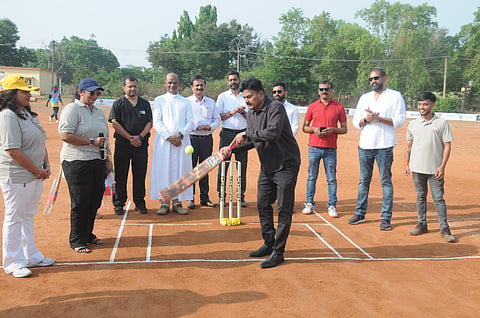  ಮೈಸೂರು ನಗರದ ಮಾನಸಗಂಗೋತ್ರಿಯ ಕ್ರಿಕೆಟ್ ಮೈದಾನದಲ್ಲಿ ಆಯೋಜಿಸಿರುವ ಕಾರ್ಪೊರೇಟ್ ರೆಡ್ ಪ್ರೀಮಿಯರ್ ಲೀಗ್ ಕ್ರಿಕೆಟ್ ಪಂದ್ಯಾವಳಿಗೆ ಉಪ ಪೊಲೀಸ್ ಆಯುಕ್ತ ಕೆ.ಎಸ್. ಸುಂದರ್‌ರಾಜ್ ಚಾಲನೆ ನೀಡಿದರು. ಬಾಲಾಜಿ, ಎಂ.ಆರ್. ಸತ್ಯನಾರಾಯಣ,  ಡಾ.ಶಿರಿಶ್, ಡಾ. ಲ್ಯೂರ್ಡೊ  ಪ್ರಸಾದ್ ಜೋಸೆಫ್, ಕೀರ್ತಿ, ವಿವೇಕ್, ರಾಜು ಹಾಗೂ ಇತರರು ಇದ್ದರು.