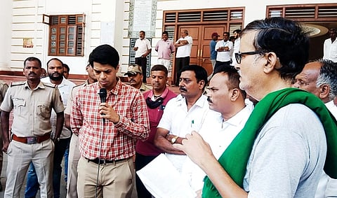 ಮೈಸೂರು ನಗರದ ಜಿಲ್ಲಾಧಿಕಾರಿ ಕಚೇರಿ ಎದುರು ಬುಧವಾರ ಕಬ್ಬು ಬೆಳೆಗಾರರು ಪ್ರತಿಭಟನೆ ನಡೆಸಿದರು. ರೈತರಿಗೆ ಪ್ರತಿ ಟನ್ ಕಬ್ಬಿಗೆ ಹೆಚ್ಚುವರಿ 50 ರೂ. ನೀಡಲಾಗುವುದು ಎಂದು ಞಲ್ಲಾಧಿಕಾರಿ ಜಿ.ಲಕ್ಷ್ಮೀಕಾಂತ್ ರೆಡ್ಡಿ ಭರವಸೆ ನೀಡಿದರು.