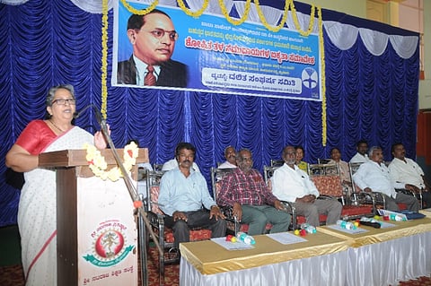 ಮೈಸೂರು ನಗರದ ನಟರಾಜ ಕಲ್ಯಾಣ ಮಂಟಪದಲ್ಲಿ ಮಂಗಳವಾರ ಆಂೋಜಿಸಿದ್ದ ‘ಬಹುತ್ವದ ಭಾರತವನ್ನು ಛಿದ್ರಗೊಳಿಸುತ್ತಿರುವ ಸರ್ಕಾರಗಳ ದಮನಕಾರಿ ಹುನ್ನಾರ ಖಂಡಿಸಿ ಶೋಷಿತ ಸಮುದಾಂುಗಳ ಐಕತ್ಯಾ ಸವಾವೇಶ’ದಲ್ಲಿ ವಿಶ್ರಾಂತ ಕುಲಪತಿ ಡಾ. ಸಬಿಹಾ ಭೂಮಿಗೌಡ ಮಾತನಾಡಿದರು. ಡಾ.ಜೆ.ಸೋಮಶೇಖರ್, ಬೆಟ್ಟಯ್ಯ ಕೋಟೆ, ಶಂಭುಲಿಂಗಸ್ವಾಮಿ, ಹೆಗ್ಗನೂರು ನಿಂಗರಾಜು ಹಾಗೂ ಇತರರು ಇದ್ದರು.