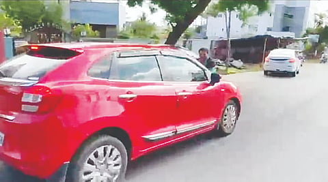  ಕಾರಿನ ಬಾನೆಟ್‌ನಲ್ಲಿ ಸಿಲುಕಿದ ಧನಂಜಯ