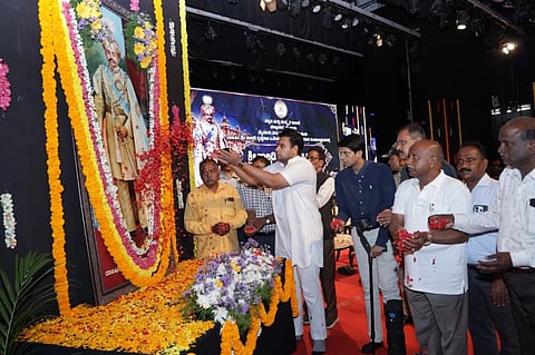ಮೈಸೂರು ನಗರದ ಕಲಾಮಂದಿರದಲ್ಲಿ ಗುರುವಾರ ಆಯೋಜಿಸಿದ್ದ ರಾಜರ್ಷಿ ಶ್ರೀ ನಾಲ್ವಡಿ ಕೃಷ್ಣರಾಜ ಒಡೆಯರ್ ಜಯಂತಿ ಕಾರ್ಯಕ್ರಮ ದಲ್ಲಿ ಒಡೆಯರ್ ಭಾವಚಿತ್ರಕ್ಕೆ ಗಣ್ಯರು ಪುಷ್ಪಾರ್ಚನೆ ನೆರವೇರಿಸಿದರು. ಯದುವೀರ್ ಕೃಷ್ಣದತ್ತ ಚಾಮರಾಜ ಒಡೆಯರ್,  ಸಿ.ಎನ್. ಮಂಜೇಗೌಡ,  ಜಿ. ಲಕ್ಷ್ಮೀಕಾಂತ್ ರೆಡ್ಡಿ, ಡಾ. ಬಿ.ಎಸ್. ಮಂಜುನಾಥ ಹಾಗೂ ಇತರರು ಇದ್ದರು.