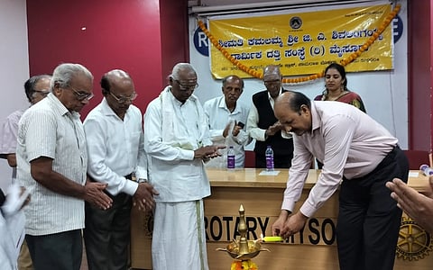 ಮೈಸೂರು ನಗರದ ರೋಟರಿ ಶಾಲಾ ಸಭಾಂಗಣದಲ್ಲಿ ಎಸ್‌ಎಸ್‌ಎಲ್‌ಸಿ ಮತ್ತು ಪಿಂುುಸಿಯಲ್ಲಿ ಅತಿ ಹೆಚ್ಚು ಅಂಕಗಳಿಸಿದ ವಿದ್ಯಾರ್ಥಿಗಳಿಗೆ ಭಾನುವಾರ ಆಯೋಜಿಸಿದ್ದ ಪ್ರೋತ್ಸಾಹ ಧನ ಹಾಗೂ ಸಾಧಕರಿಗೆ ಸನ್ಮಾನ ಕಾಂರ್ುಕ್ರಮವನ್ನು  ಸಾಹಿತಿ ಪ್ರೊ.ಎಸ್.ಶಿವರಾಜಪ್ಪ ಉದ್ಘಾಟಿಸಿದರು.  ಚಕ್ರವರ್ತಿ ಎಸ್. ಶ್ರೀಧರ್, ಡಾ.ಎನ್.ಎಸ್. ಅನ್ನಪೂರ್ಣ, ಪ್ರೊ.ವಿಶ್ವನಾಥ್, ಡಾ ಪಿ ನವೀನ್ ಕುಮಾರ್ ಹಾಗೂ ಇತರರು ಇದ್ದರು.