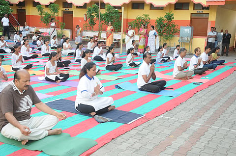 ನಗರದ ಶ್ರೀ ಹೊಸಮಠದ ಶ್ರೀ ನಟರಾಜ ಪ್ರತಿಷ್ಠಾನ ಒಳಾಂಗಣದಲ್ಲಿ ವಿಜಯವಾಣಿ ವತಿಯಿಂದ ಭಾನುವಾರ ಶ್ರೀ ನಟರಾಜ ಪ್ರತಿಷ್ಠಾನ, ಬಸವಮಾರ್ಗ ಫೌಂಡೇಷನ್ ಹಾಗೂ ಎಚ್.ವಿ. ರಾಜೀವ್ ಸ್ನೇಹ ಬಳಗದ ಸಹಯೋಗದೊಂದಿಗೆ ಆಯೋಜಿಸಿದ್ದ ಯೋಗ ದಿನಾಚರಣೆಯಲ್ಲಿ ಸಾಮೂಹಿಕ ಯೋಗ ಪ್ರದರ್ಶನ ನಡೆಯಿತು. 