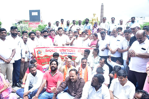  ಹಿಂದೂ ಕಾರ್ಯಕರ್ತರ ಮೇಲೆ ಪೊಲೀಸರು ಪ್ರಕರಣ ದಾಖಲಿಸಿದ್ದನ್ನು ಖಂಡಿಸಿ ಮಂಗಳವಾರ ಮೈಸೂರಿನ ಗಾಂಧಿ ವೃತ್ತದಲ್ಲಿ ಪ್ರತಿಭಟನೆ ನಡೆಸಿದರು.