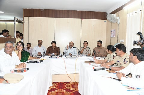  ಆಷಾಢ ಶುಕ್ರವಾರ ಪೂಜೆಯ ಸಿದ್ಧತೆ ಕುರಿತು ಚಾಮುಂಡಿಬೆಟ್ಟದಲ್ಲಿ ಬುಧವಾರ ಜಿಲ್ಲಾ ಉಸ್ತುವಾರಿ ಸಚಿವ ಡಾ.ಯತೀಂದ್ರ ಸಿದ್ದರಾಮಯ್ಯ ಸಭೆ ನಡೆಸಿದರು. ಜಿಲ್ಲಾಧಿಕಾರಿ ಜಿ. ಲಕ್ಷ್ಮೀಕಾಂತ್ ರೆಡ್ಡಿ, ಜಿಲ್ಲಾ ಪೊಲೀಸ್ ವರಿಷ್ಠಾಧಿಕಾರಿ ಸೀಮಾ ಲಾಟ್ಕರ್ ಹಾಗೂ ಇತರರು ಇದ್ದರು.