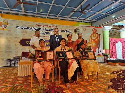 ಮರಿಮಲ್ಲಪ್ಪನವರ ಪದವಿಪೂರ್ವ ಕಾಲೇಜಿನಲ್ಲಿ ಶನಿವಾರ ಆಯೋಜಿಸಿದ್ದ ಗುರಿಕಾರ್ ಮರಿಮಲ್ಲಪ್ಪನವರ ಸಂಸ್ಮರಣೋತ್ಸವ ಕಾರ್ಯಕ್ರಮದಲ್ಲಿ ಈ ಬಾರಿಯ ದ್ವಿತೀಯ ಪಿಯುಸಿ ಪರೀಕ್ಷೆಯಲ್ಲಿ ಅತಿಹೆಚ್ಚು ಅಂಕಗಳಿಸಿದ ಭರತ್ ಎಸ್. ಪ್ರಕಾಶ್, ಡಿ. ವಿದ್ಯಾಶ್ರೀ ಹಾಗೂ  ಹೀರಾ ಎಂ. ಕಂಬಳಿ ಅವರಿಗೆ ಸ್ವರ್ಣ ಪದಕ ನೀಡಿ ಗೌರವಿಸಲಾಯಿತು. ಪ್ರೊ.ಕೆ.ಎನ್. ಪಂಚಾಕ್ಷರಸ್ವಾಮಿ, ಪ್ರೊ.ಎ.ಎನ್. ಸಂತೋಷ್ ಕುಮಾರ್, ಎಂ.ಪಿ. ನಾಗಮ್ಮ, ಎಚ್.ಬಿ. ಆಶಾ ಇದ್ದರು.
