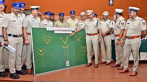 ಮೈಸೂರು ಜಿಲ್ಲೆಯ ವಿವಿಧೆಡೆ ನಡೆದ ಮನೆ ಕಳವು ಪ್ರಕರಣದ ಆರೋಪಿಯನ್ನು ಬಂಧಿಸಿದ ಪೊಲೀಸರು ವಶಪಡಿಸಿಕೊಂಡಿರುವ ಚಿನ್ನಾಭರಣ.