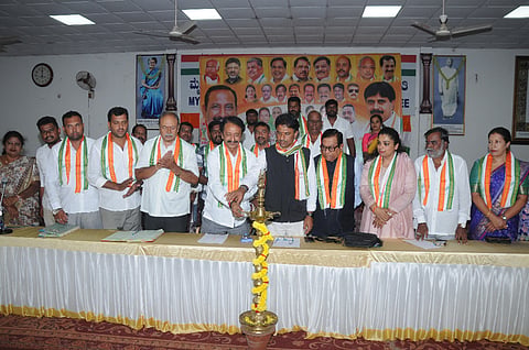  ಮೈಸೂರು ನಗರದ ಕಾಂಗ್ರೆಸ್ ಭವನದಲ್ಲಿ ಗುರುವಾರ ಆಯೋಜಿಸಿದ್ದ ಜಿಲ್ಲಾ ಕಾಂಗ್ರೆಸ್ ಸಮಿತಿಯ ಕಾರ್ಮಿಕ ವಿಭಾಗದ ವಾರ್ಷಿಕ  ಕಾರ್ಯಕಾರಿಣಿ ಸಭೆಯನ್ನು ಕೆಪಿಸಿಸಿ ಕಾರ್ಮಿಕ ವಿಭಾಗದ ರಾಜ್ಯಾಧ್ಯಕ್ಷ ಕೆ. ಪುಟ್ಟಸ್ವಾಮಿಗೌಡ ಉದ್ಘಾಟಿಸಿದರು. ವಸಂತ್ ಕುಮಾರ್ ಇಟ್ಟಣ್ಣಗಿ, ಡಾ.ಬಿ.ಜೆ.ವಿಜಯ್ ಕುಮಾರ್, ಪ್ರವೀಣ್ ಸಿದ್ದಲಿಂಗಪುರ, ಹರಿಣಿ ಗೌಡ, ಕಾಮಾಕ್ಷಿ ಗೌಡ ಹಾಗೂ ಇತರರು ಇದ್ದರು.