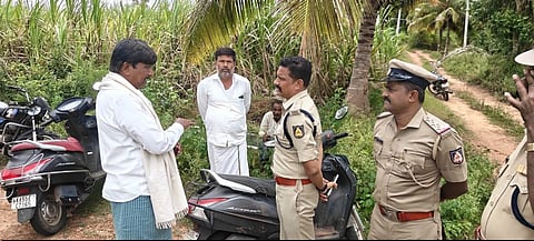 ಮುದ್ದೇಗೌಡನಹುಂಡಿ ಗ್ರಾಮದ ರಾಮು ಅಪಹರಣ ಪ್ರಕರಣದ ಕುರಿತು ಮಾಹಿತಿ ಪಡೆಯುತ್ತಿರುವ ಜಿಲ್ಲಾ ಪೊಲೀಸ್ ವರಿಷ್ಠಾಧಿಕಾರಿ ಮಲ್ಲಿಕಾರ್ಜುನ ಬಾಲದಂಡಿ ನೇತೃತ್ವದ ತಂಡ