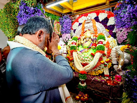  ಮುಖ್ಯಮಂತ್ರಿ ಡಿ.ಕೆ. ಶಿವಕುಮಾರ್ ಶನಿವಾರ ಚಾಮುಂಡಿಬೆಟ್ಟಕ್ಕೆ ಭೇಟಿ ನೀಡಿ ತಾಯಿ ಶ್ರೀ ಚಾಮುಂಡೇಶ್ವರಿ ದರ್ಶನ ಪಡೆದರು.