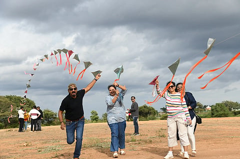 ಉತ್ತನಹಳ್ಳಿ ಸಮೀಪದ ಖಾಲಿ ನಿವೇಶನದಲ್ಲಿ ಮೈಸೂರು ವೀರಶೈವ ಸಜ್ಜನ ಸಂಘ ಭಾನುವಾರ ಆಯೋಜಿಸಿದ್ದ ಗಾಳಿಪಟ ಉತ್ಸವದಲ್ಲಿ ಜನರು ಉತ್ಸಾಹದಿಂದ ಭಾಗವಹಿಸಿದರು.