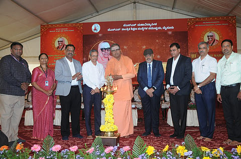 ಮೈಸೂರಿನ ಜೆಎಸ್‌ಎಸ್ ತಾಂತ್ರಿಕ ಸಂಸ್ಥೆಗಳ ಆವರಣದಲ್ಲಿ ಶುಕ್ರವಾರ ಆಯೋಜಿಸಿದ್ದ ಡಾ. ಶ್ರೀ ಶಿವರಾತ್ರಿ ರಾಜೇಂದ್ರ ಸ್ವಾಮೀಜಿ ಅವರ 111ನೇ ಜಯಂತಿ ಮಹೋತ್ಸವವನ್ನು ಶ್ರೀ ಕುಂದೂರು ಮಠದ ಡಾ.ಶ್ರೀ ಶರತ್ಚಂದ್ರ ಸ್ವಾಮೀಜಿ ಉದ್ಘಾಟಿಸಿದರು. ಪ್ರೊ. ಡಿ.ಎಸ್. ಸದಾಶಿವಮೂರ್ತಿ, ಪ್ರೊ.ಎ.ಎನ್. ಸಂತೋಷ್ ಕುಮಾರ್ ಹಾಗೂ ಇತರರು ಇದ್ದರು.