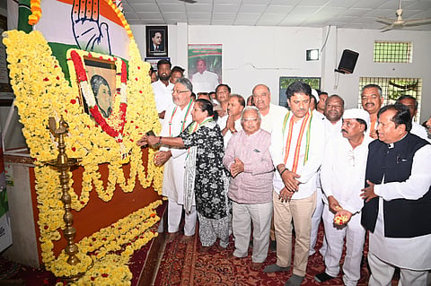ಮೈಸೂರಿನ ಕಾಂಗ್ರೆಸ್ ಭವನದಲ್ಲಿ ಬುಧವಾರ ಆಯೋಜಿಸಿದ್ದ ಮಾಜಿ ಪ್ರಧಾನಿ ದಿ.ಇಂದಿರಾ ಗಾಂಧಿ ಜಯಂತಿ ಕಾರ್ಯಕ್ರಮದಲ್ಲಿ ಇಂದಿರಾ ಗಾಂಧಿ ಭಾವಚಿತ್ರಕ್ಕೆ ಗಣ್ಯರು ಪುಷ್ಪಾರ್ಚನೆ ನೆರವೇರಿಸಿದರು. ತೇಜಸ್ವಿನಿ ರಮೇಶ್, ತನ್ವೀರ್ ಸೇಠ್, ಡಾ.ಡಿ.ತಿಮ್ಮಯ್ಯ, ಡಾ.ಬಿ.ಜೆ. ವಿಜಯ ಕುಮಾರ್, ಆರ್.ಮೂರ್ತಿ ಹಾಗೂ ಇತರರು ಇದ್ದರು
