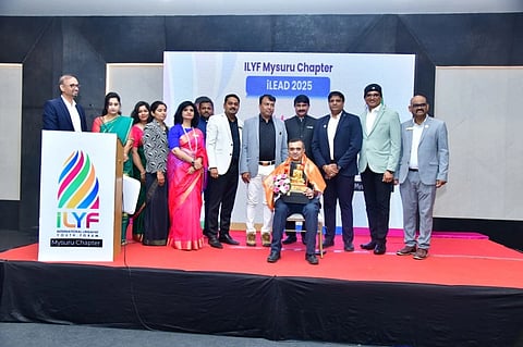 ಮೈಸೂರಿನಲ್ಲಿ ನಗರದಲ್ಲಿ ಇತ್ತೀಚೆಗೆ ಅಂತಾರಾಷ್ಟ್ರೀಯ ಲಿಂಗಾಯತ್ ಯೂತ್ ಫೋರಂ ಮೈಸೂರು ಘಟಕದ ವತಿಯಿಂದ  ಐ-ಲೀಡ್ ಕಾರ್ಯಕ್ರಮದಲ್ಲಿ ಥಿಯರಮ್ಸ್ ಸಂಸ್ಥೆಯ ಸಂಸ್ಥಾಪ ಚಂದ್ರಕಾಂತ್ ಅವರನ್ನು ಸನ್ಮಾನಿಸಲಾಯಿತು.
